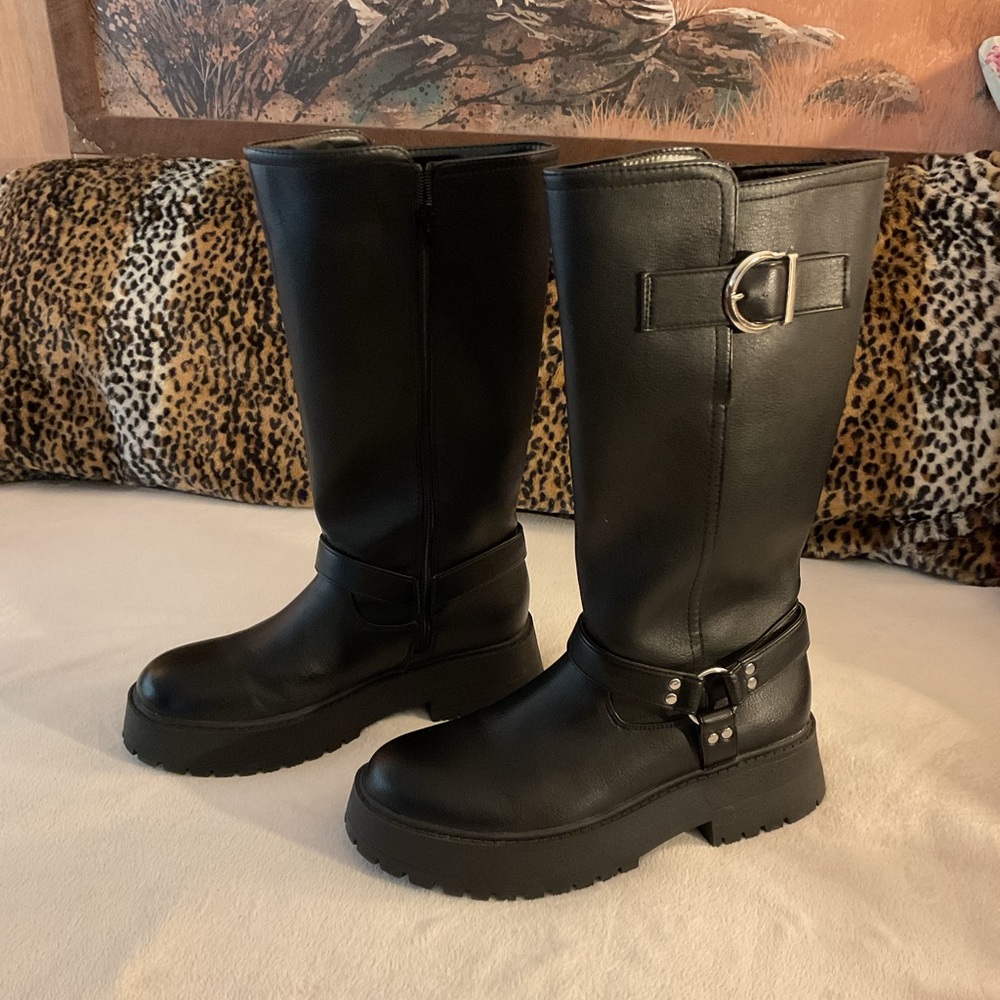 Black biker boot